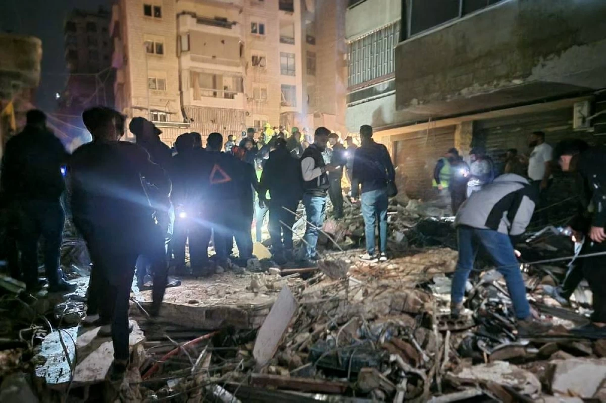 مدنيون ورجال إنقاذ في موقع غارة إسرائيلية على حارة حريك بالضاحية الجنوبية (أ ف ب)