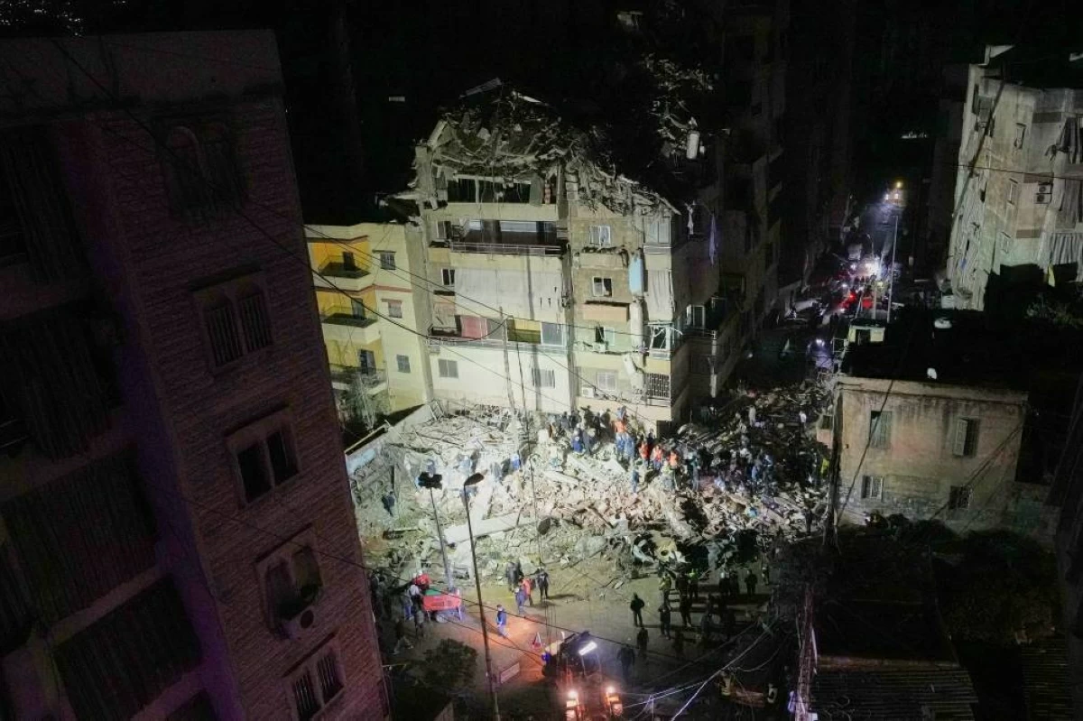 البحث عن ناجين بين أنقاض المبنى المتضرر في أعقاب غارة إسرائيلية في الغبيري، الأربعاء 6 مايو 2026