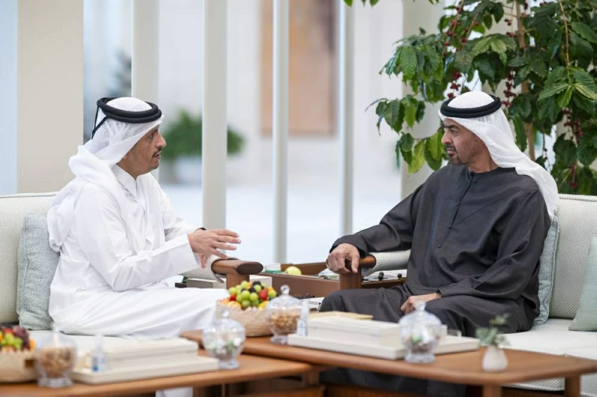 محمد بن زايد ورئيس مجلس الوزراء القطري يبحثان التطورات الإقليمية