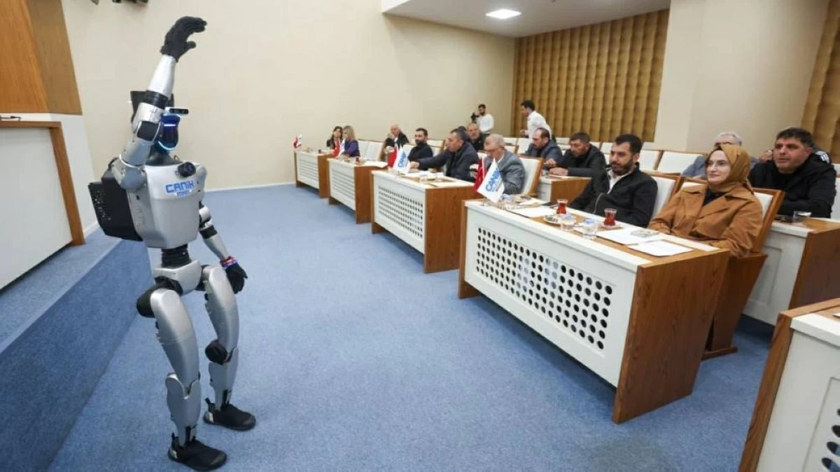 الروبوت أثناء مشاركته الجلسة