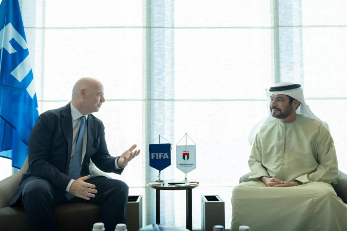 خلال لقاء سابق بين حمدان بن مبارك وإنفانتينو