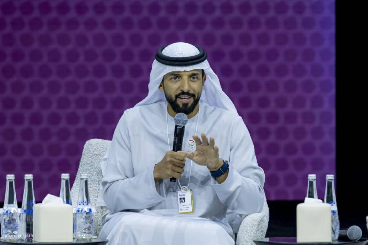 سلطان النيادي متحدثاً خلال الجلسة