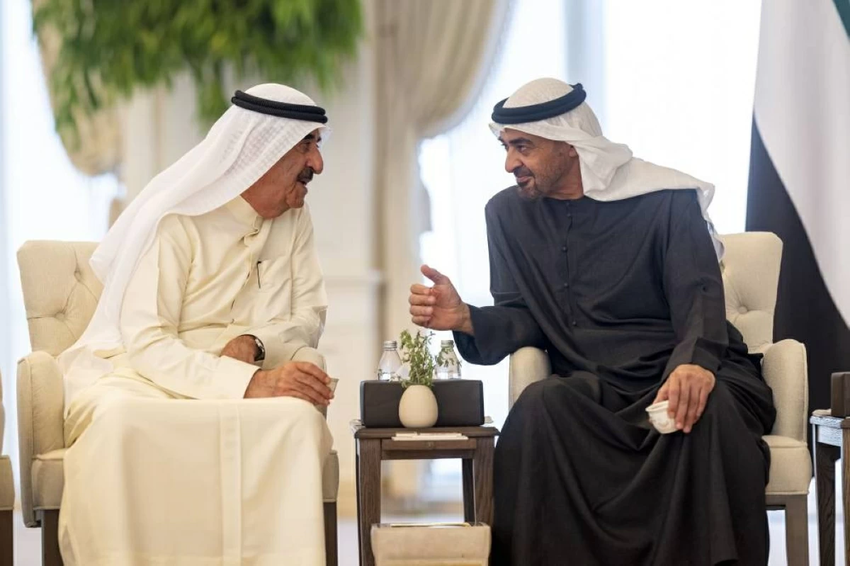 محمد بن زايد وحاكم أم القيوين يبحثان شؤون الوطن والمواطن (فيديو)