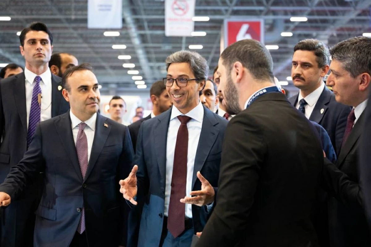 منصور بن زايد يزور معرض «ساها إكسبو للصناعات الدفاعية» في تركيا