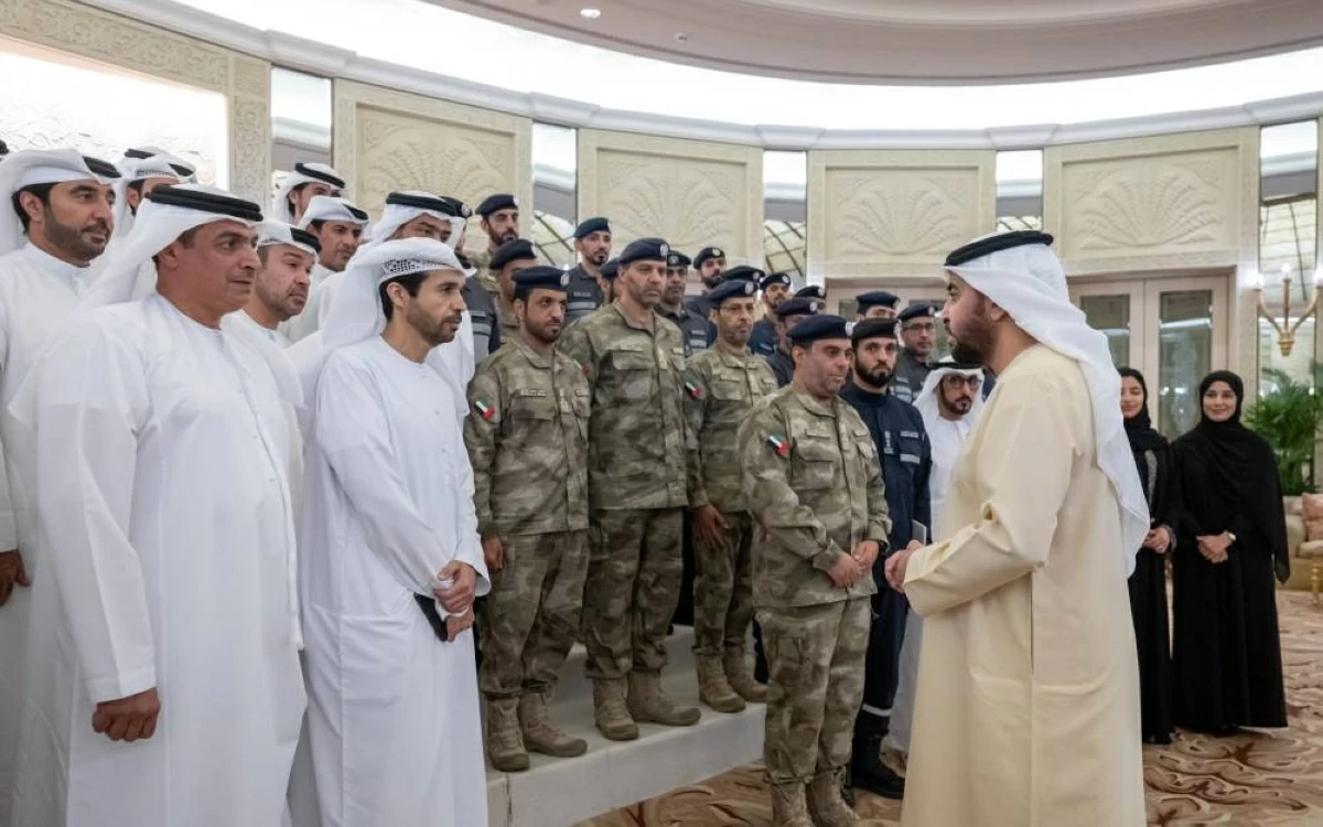 

استقبل سموّ الشيخ حمدان بن زايد آل نهيان، ممثِّل الحاكم في منطقة الظفرة، في قصر النخيل في أبوظبي، وفداً من الجهات الحكومية في منطقة الظفرة، وكرَّمهم تقديراً لجهودهم ومساهماتهم وتعاونهم في مختلف المواقف والمهام، ودورهم في دعم العمل الحكومي وتعزيز الجاهزية والاستجابة.
وأشاد سموّه بالدور الذي تضطلع به الجهات الحكومية في منطقة الظفرة، وبما تقدِّمه من جهود مخلصة في خدمة المجتمع، مؤكِّداً أنَّ هذا التعاون يعكس روح الفريق الواحد، ويعزِّز كفاءة العمل المؤسسي، ويسهم في تحقيق الأهداف التنموية الشاملة في المنطقة.
وأكَّد سموّه أنَّ ما تشهده المنطقة من دعم وتوجيهات يأتي في إطار حِرص القيادة الرشيدة، بدعمٍ من صاحب السموّ الشيخ محمد بن زايد آل نهيان، رئيس الدولة، حفظه الله، على تعزيز كفاءة العمل الحكومي، وتكامل الجهود بين الجهات الحكومية، بما يسهم في الارتقاء بجودة الخدمات وتحقيق التنمية المستدامة.
وأضاف سموّه أنَّ تكامل الجهود بين الجهات الحكومية يشكِّل ركيزة أساسية في تطوير الخدمات ورفع مستوى الجاهزية، مشيراً إلى أهمية مواصلة العمل بروح المسؤولية لتعزيز جودة الأداء وخدمة الوطن والمجتمع.
وأعرب الوفد عن شكرهم وتقديرهم لسموّ الشيخ حمدان بن زايد آل نهيان على هذا التكريم، مؤكِّدين حِرصهم على مواصلة العمل والتعاون لخدمة أهداف التنمية في منطقة الظفرة.
حضر الاستقبال  الشيخ محمد بن حمدان بن زايد آل نهيان، والشيخ هزاع بن حمدان بن زايد آل نهيان، إلى جانب عدد من المسؤولين.