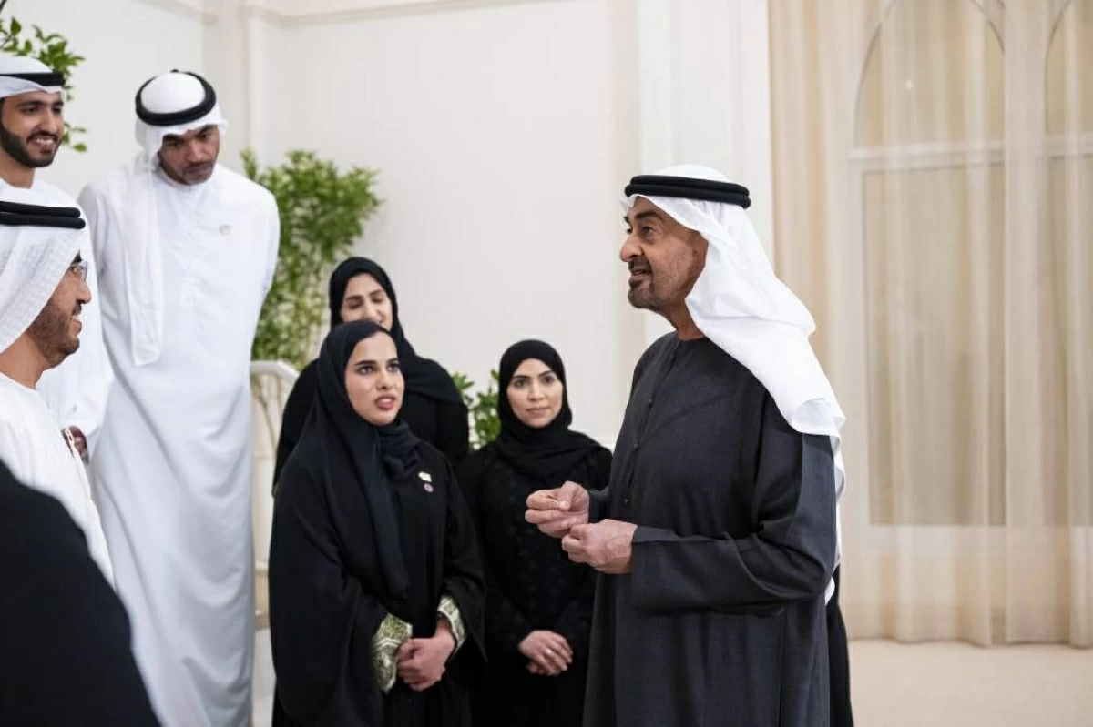 محمد بن زايد خلال استقباله وفد مجلس تنافسية الكوادر الإماراتية والفائزين بجائزة «نافس» بحضور غنام المزروعي