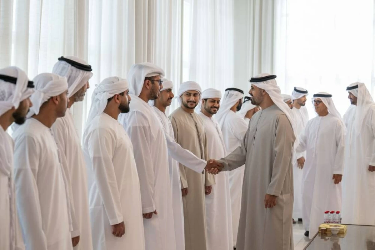 ذياب بن محمد بن زايد يعزي في وفاة عبدالعزيز بلحيف