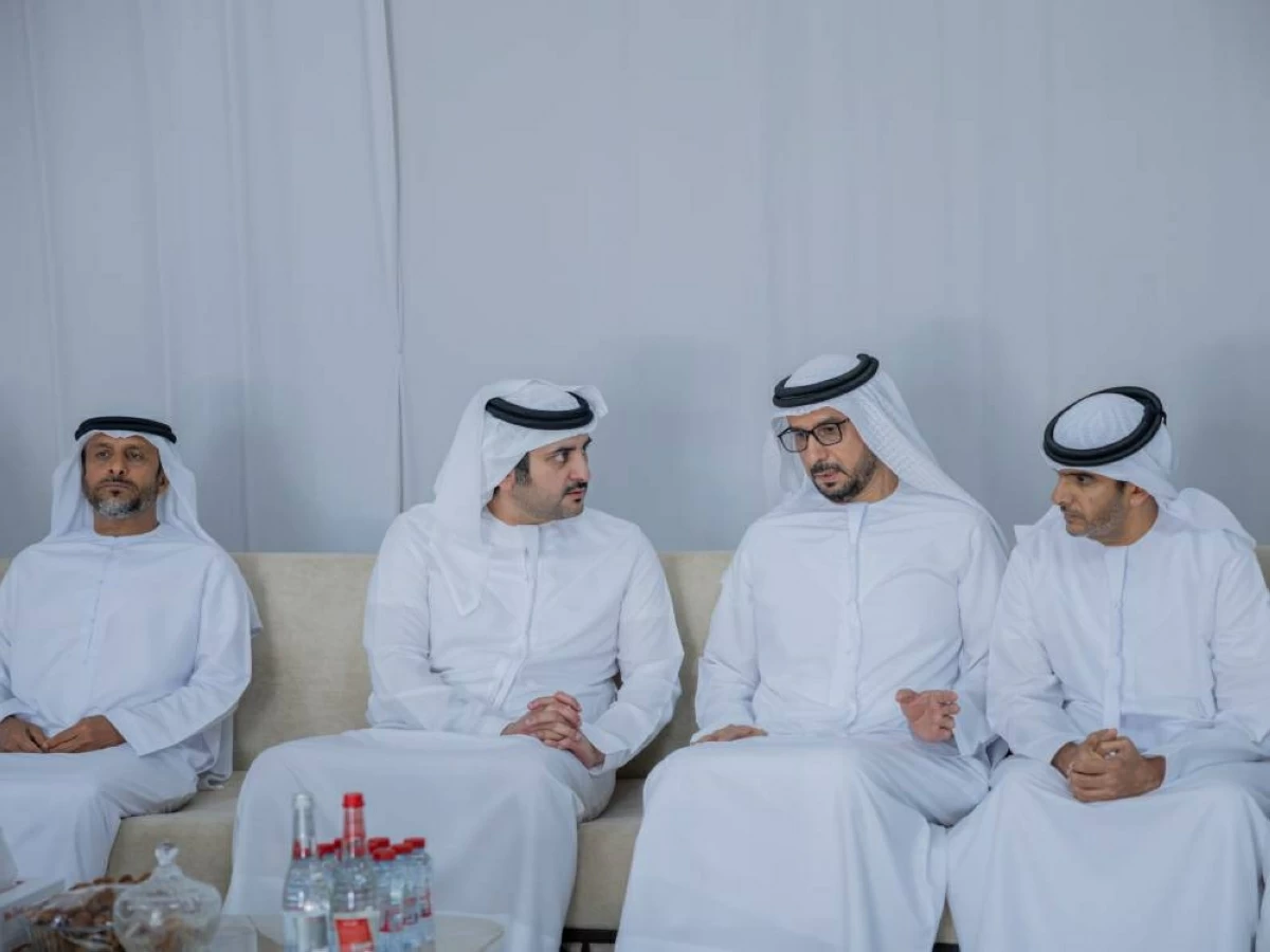 مكتوم بن محمد يعزي في وفاة حاضر جمعة المهيري