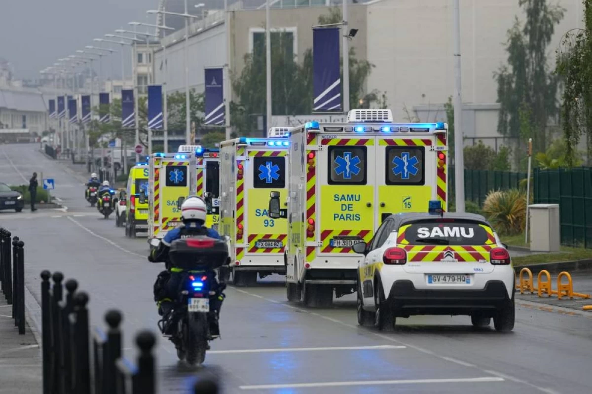 سيارات إسعاف في باريس تحمل مرضى تم إخلائهم من السفينة ووصلوا إلى فرنسا