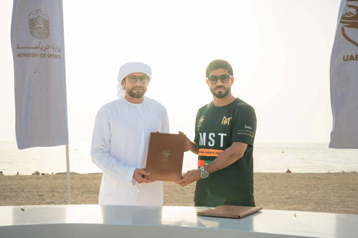 سهيل بن بطي وأحمد المري عقب توقيع الاتفاقية