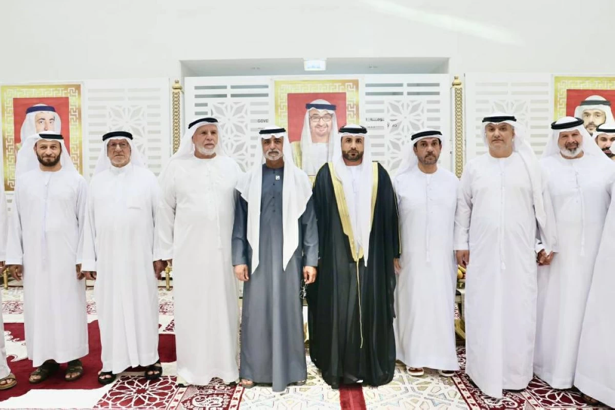 نهيان بن مبارك في لقطة تذكارية خلال الحفل