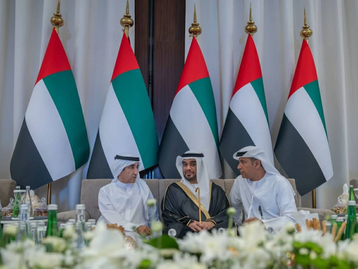 سعيد بن مكتوم خلال في حديث مع العريس خلال الحفل