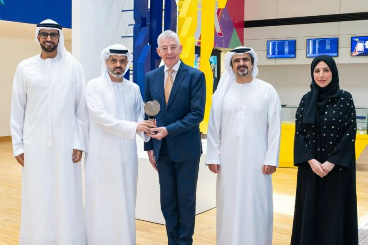 بول غريفيث الرئيس التنفيذي لمطارات دبي أثناء تسلّمه الجائرة