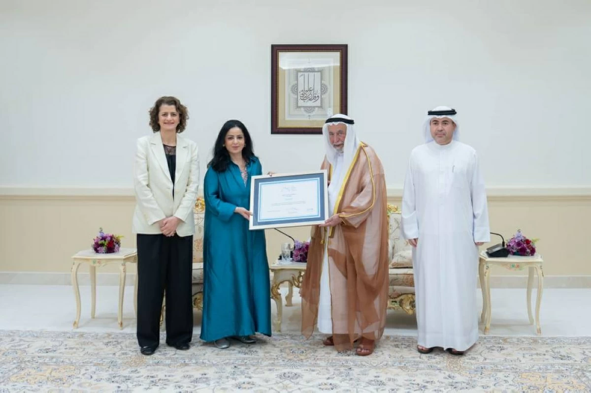 سلطان يتسلم من «اليونيسيف» شهادة تجديد الاعتراف بالشارقة «مدينة صديقة للطفل»