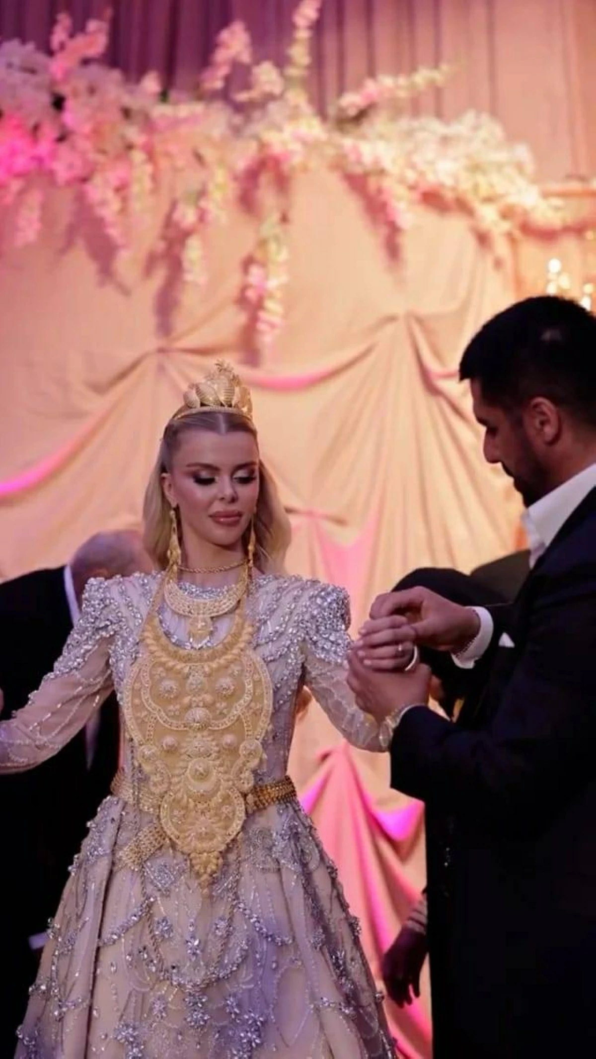 مجوهرات عروس تركية تخطف الأنظار.. عانت لتتحرك بسببها (فيديو)
