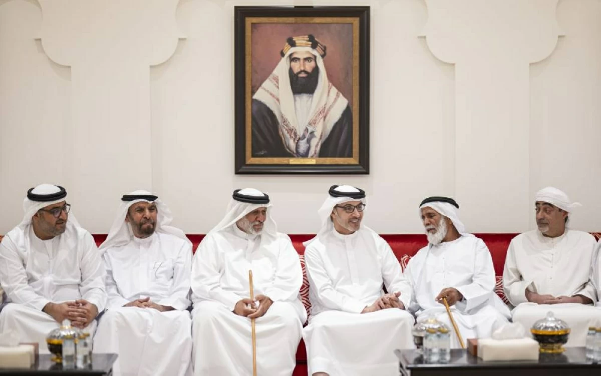هزاع بن زايد يُعزي في وفاة مبارك الشامسي