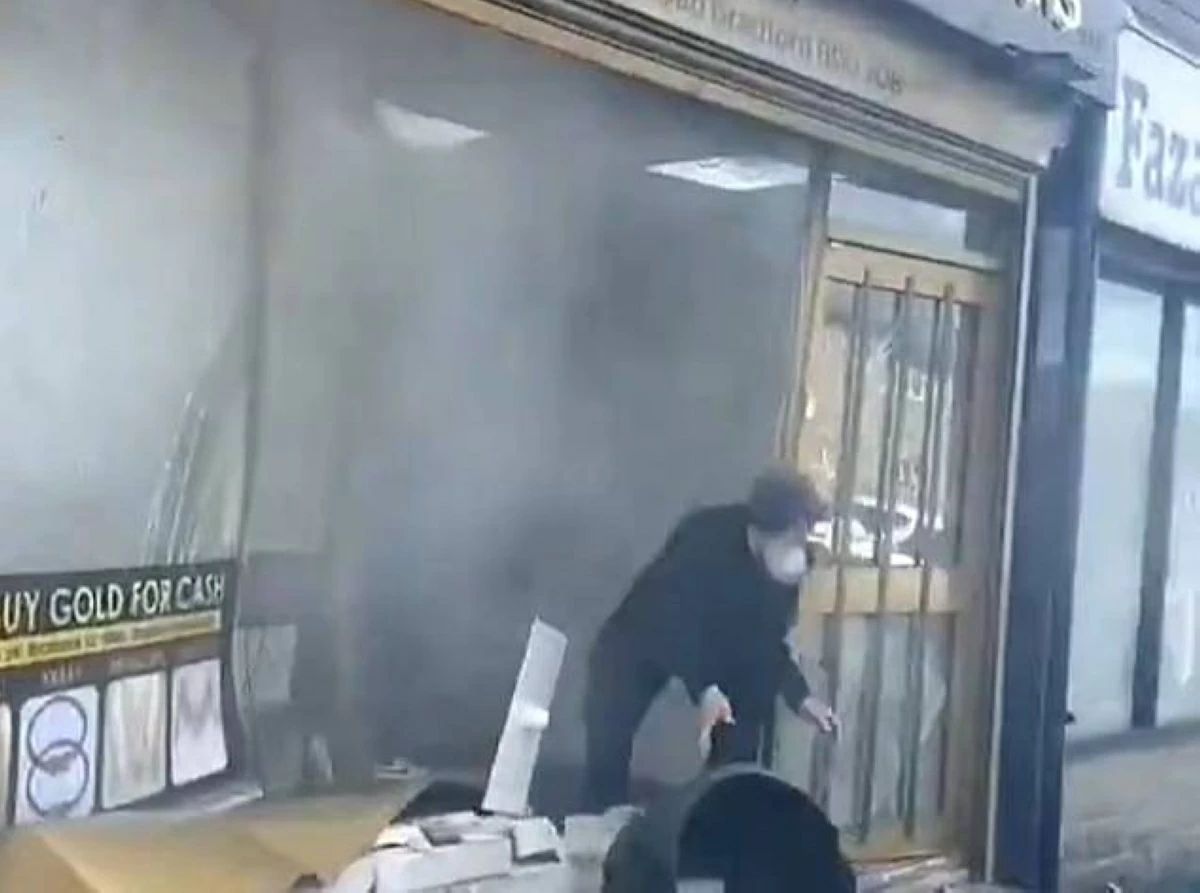 سيارة تقتحم متجر مجوهرات بريطاني لسرقته