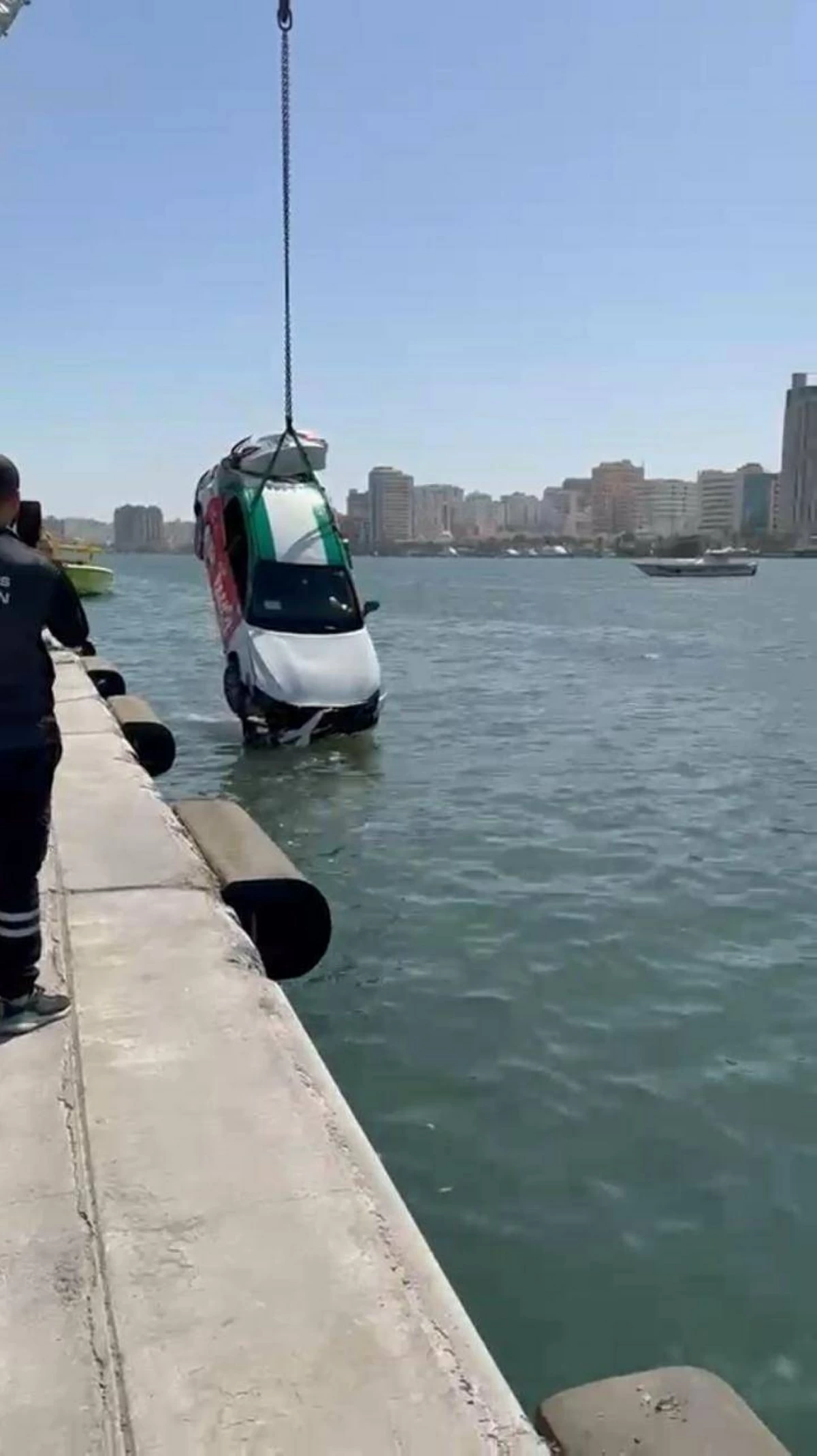 بأقل من 8 دقائق.. «الشارقة للدفاع المدني» تنقذ سائقاً من مركبة غارقة