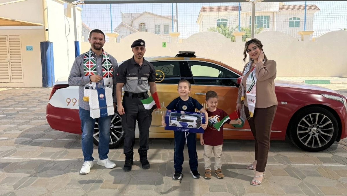 «دورية السعادة» في شرطة أبوظبي تحرس أمنية طفل