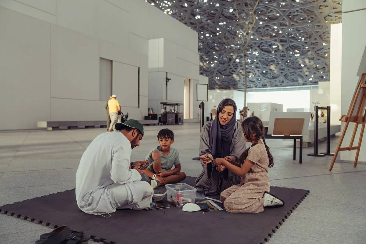 تجارب عائلية تثري زيارة «اللوفر أبوظبي»