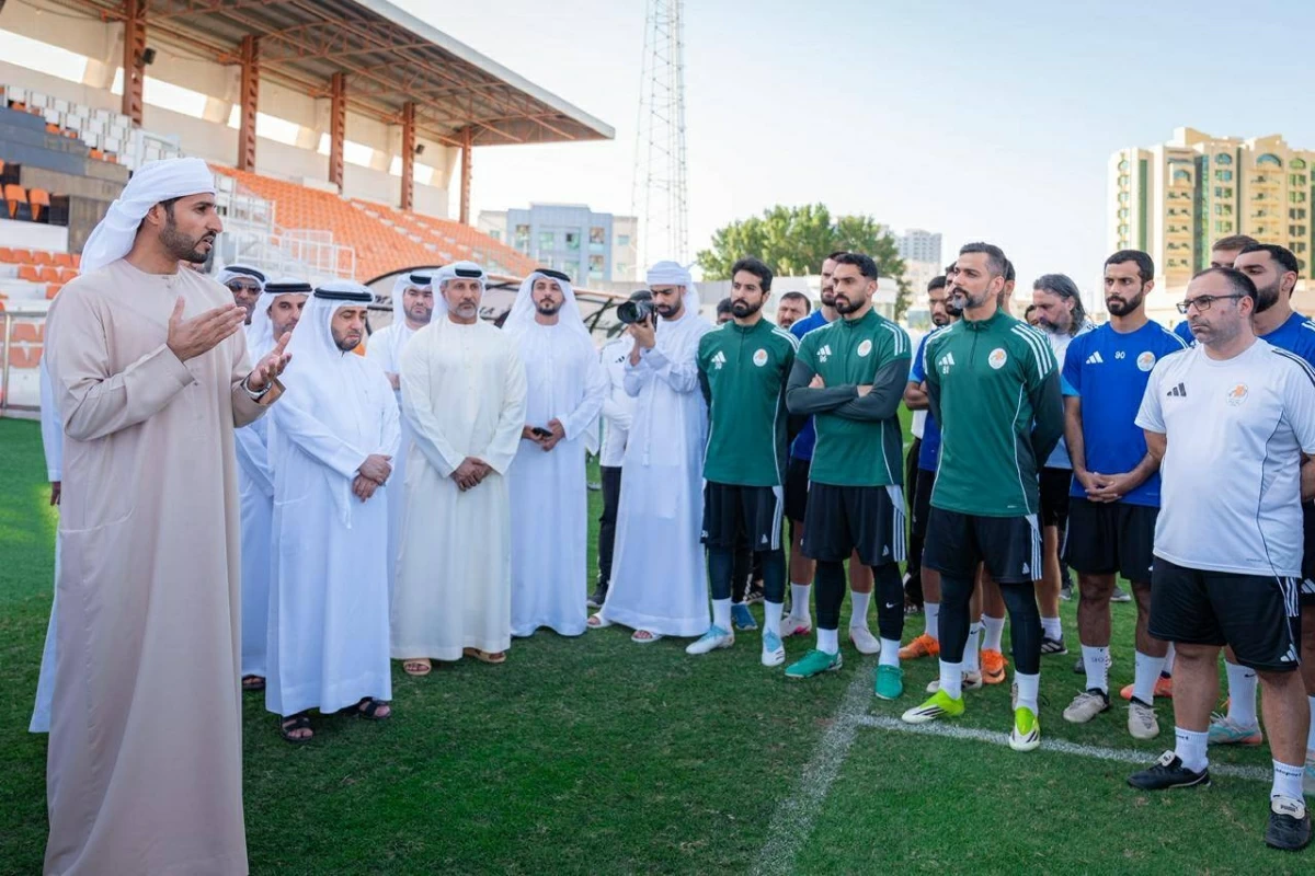 راشد بن حميد خلال حديثه مع لاعبي عجمان
