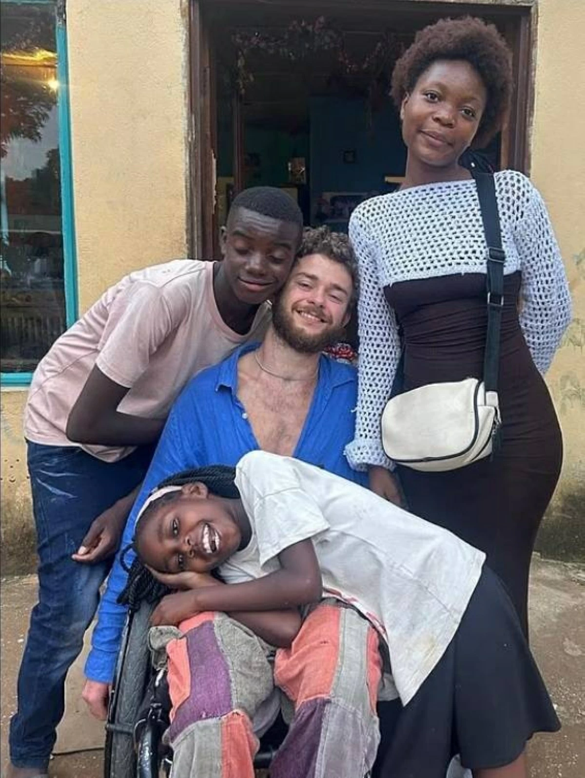 عائلة تلتقط صورة مع أورلاندو كاردوزو