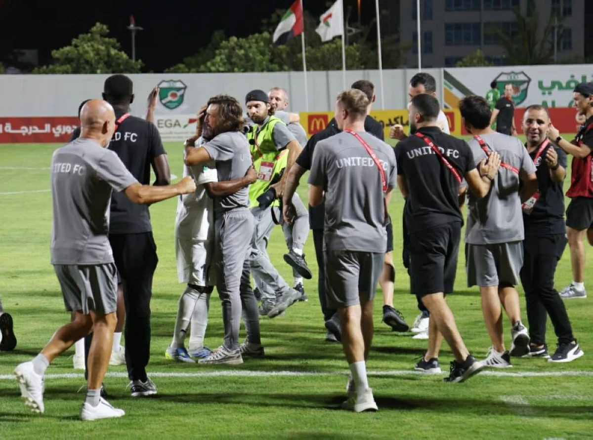 بيرلو يحتفل مع لاعبي يونايتد بالصعود