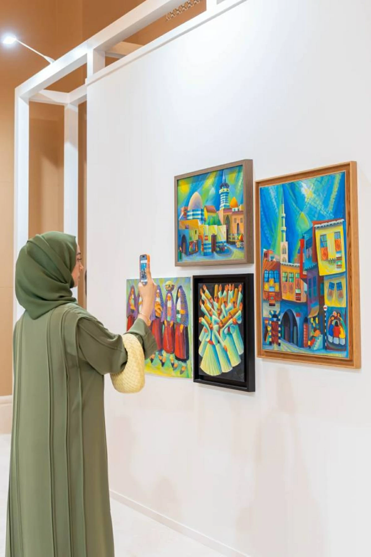 «ونَمْضِي» في «آرت دبي» يعرض أعمالاً من 20 مجموعة خاصة