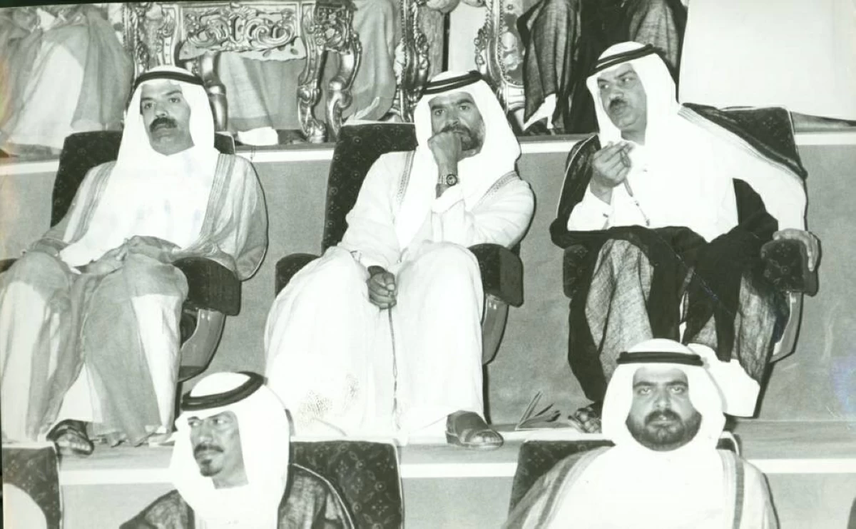 سرور بن محمد يتوسط الراحلين تريم عمران تريم ود. عبدالله عمران تريم