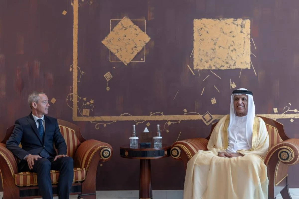 سعود بن صقر خلال استقباله جان كريستوف 