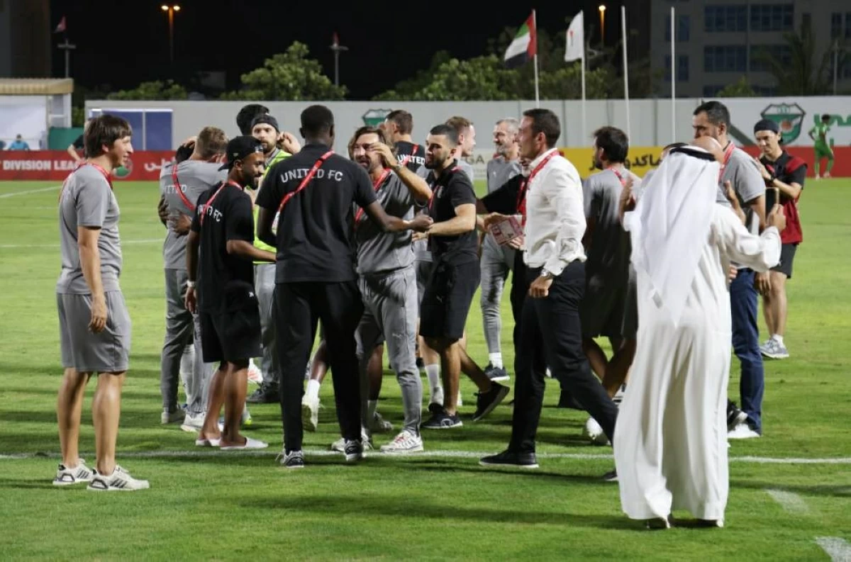 بيرلو يحتفل مع أفراد الجهاز الفني بعد الفوز