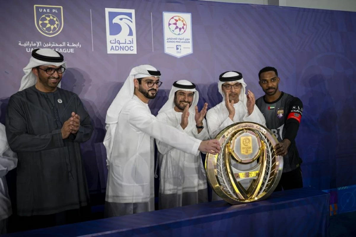 هزاع بن زايد وحمدان بن مبارك وسلطان بن حمدان وسلطان الجابر خلال تتويج العين بدرع الدوري