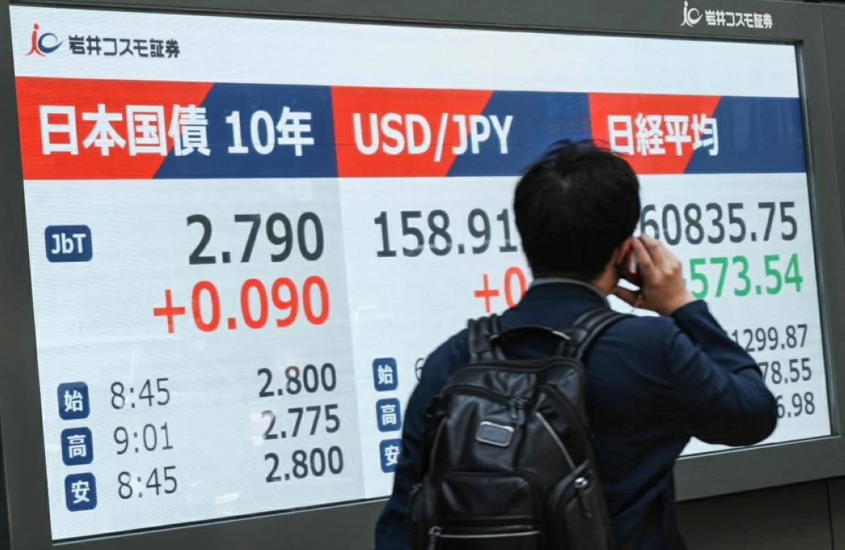 لوحة تعرض أسعار سندات الحكومة اليابانية وسعر صرف الين في أحد شوارع طوكيو