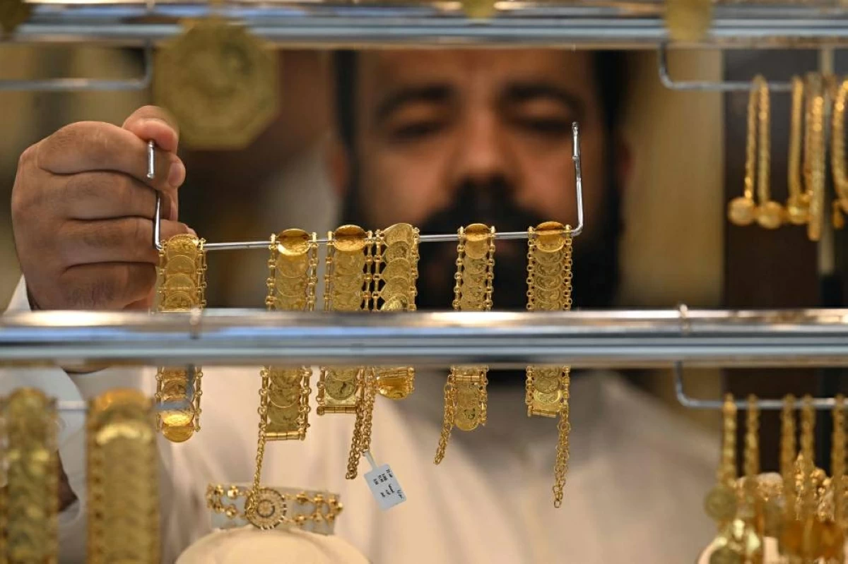 Gold Prices Retreat Amid Strong Dollar and Interest Rate Hike Fears