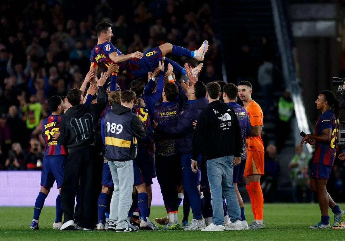 لاعبو برشلونة يرفعون ليفاندوفسكي عالياً