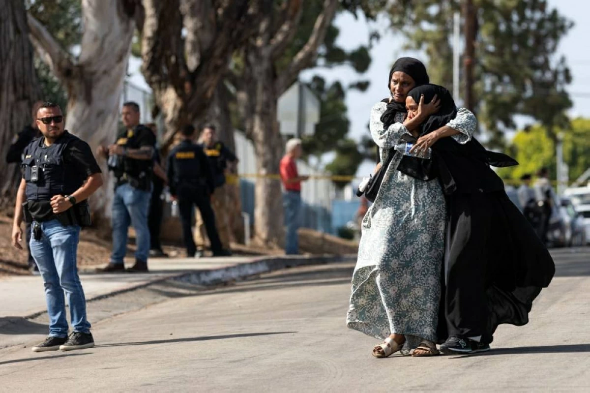 امرأتان تتفاعلان عقب حادثة إطلاق النار في المركز الإسلامي في سان دييغو بجنوب كاليفورنيا