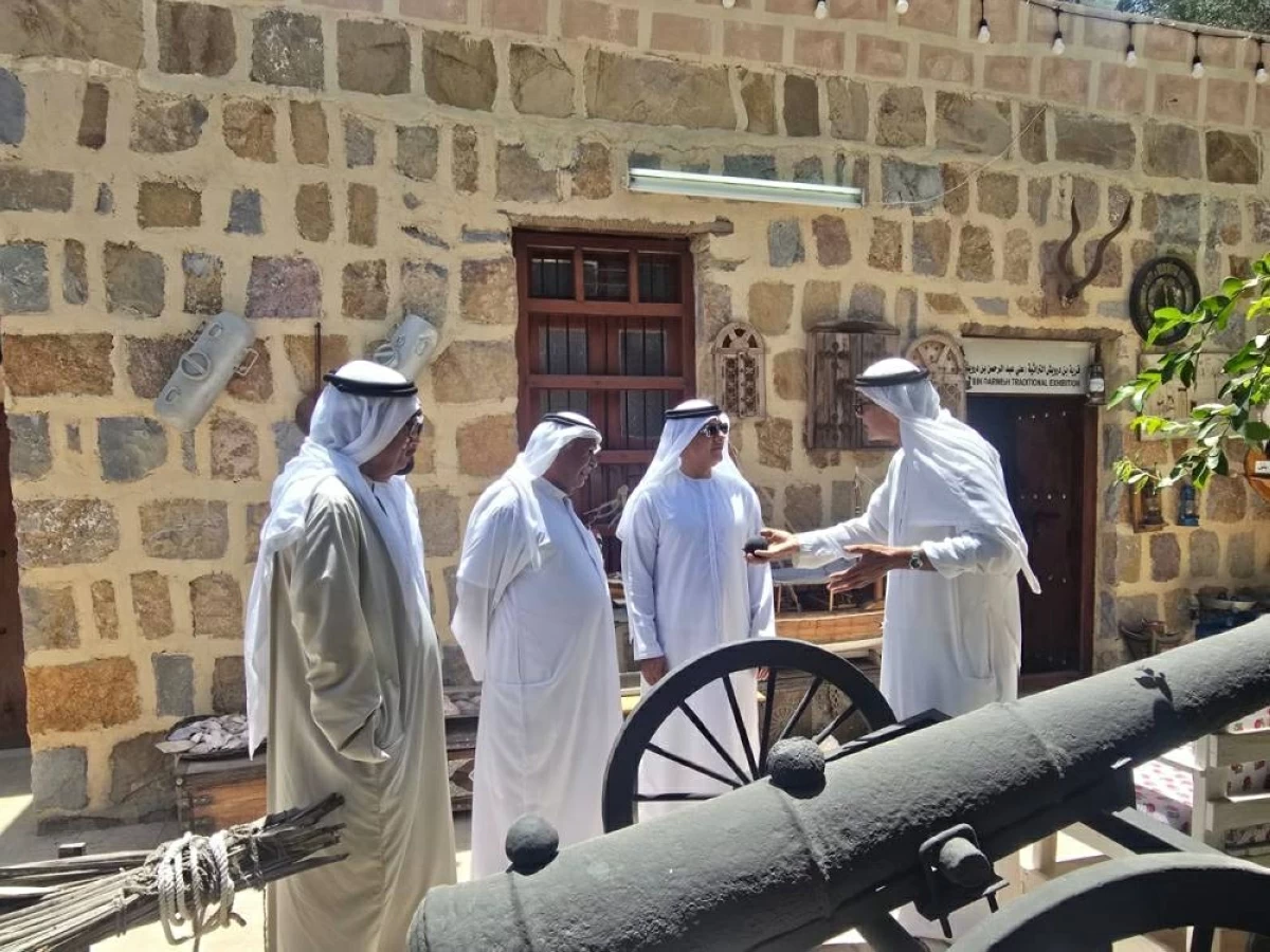 سالم بن سلطان يتعرف إلى محتويات القرية ( وام)