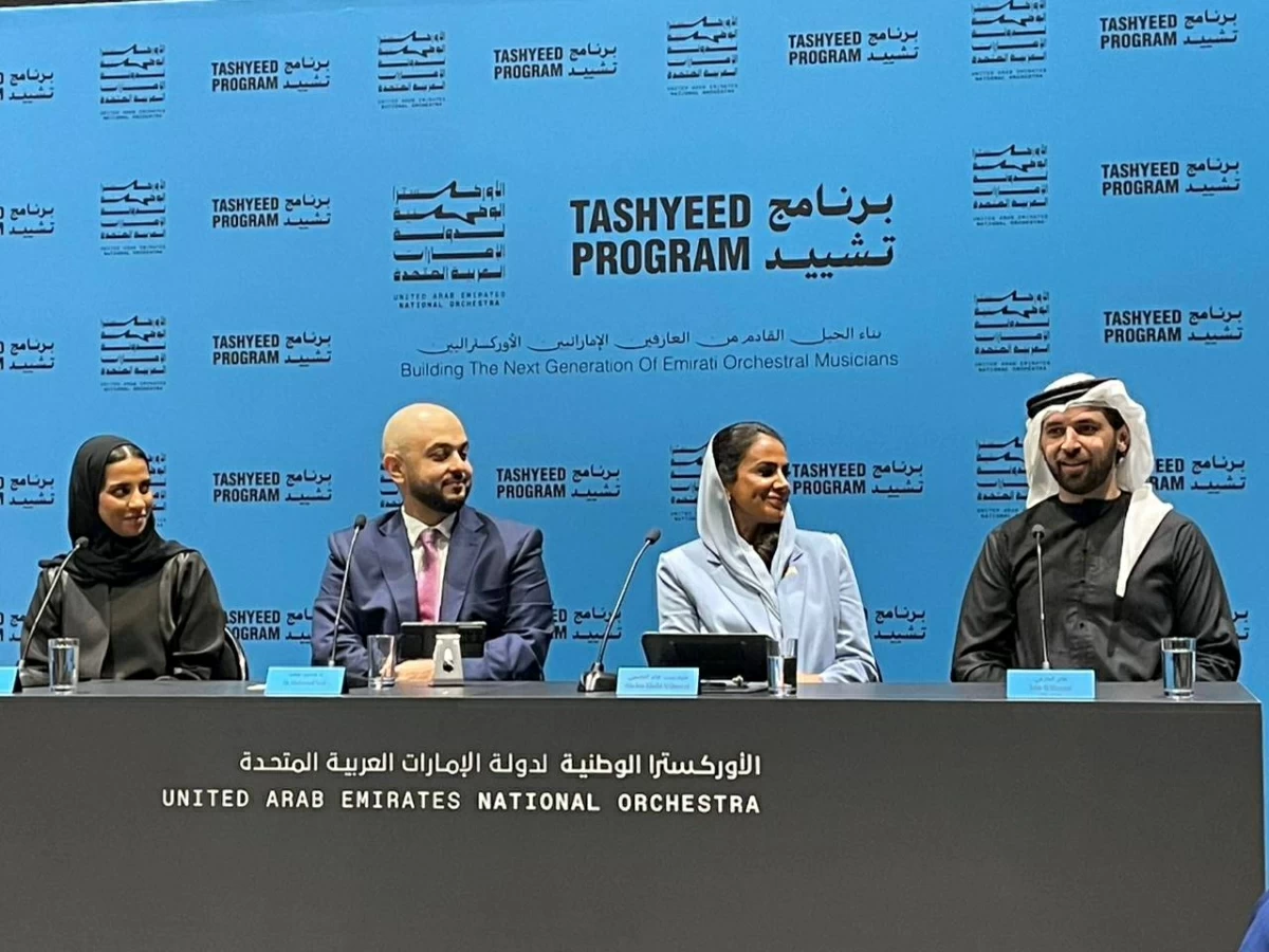 علياء القاسمي ومتحدثون خلال المؤتمر