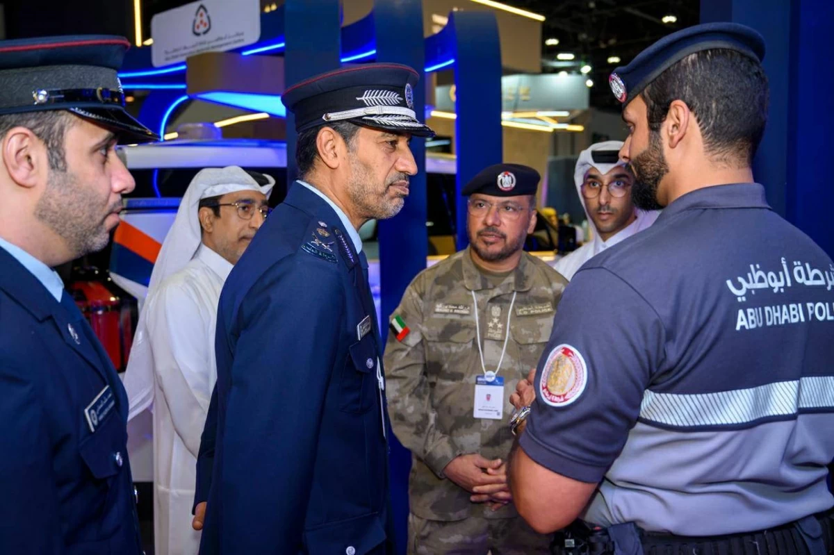 إقبال واسع على جناح شرطة أبوظبي في «آيسنار»