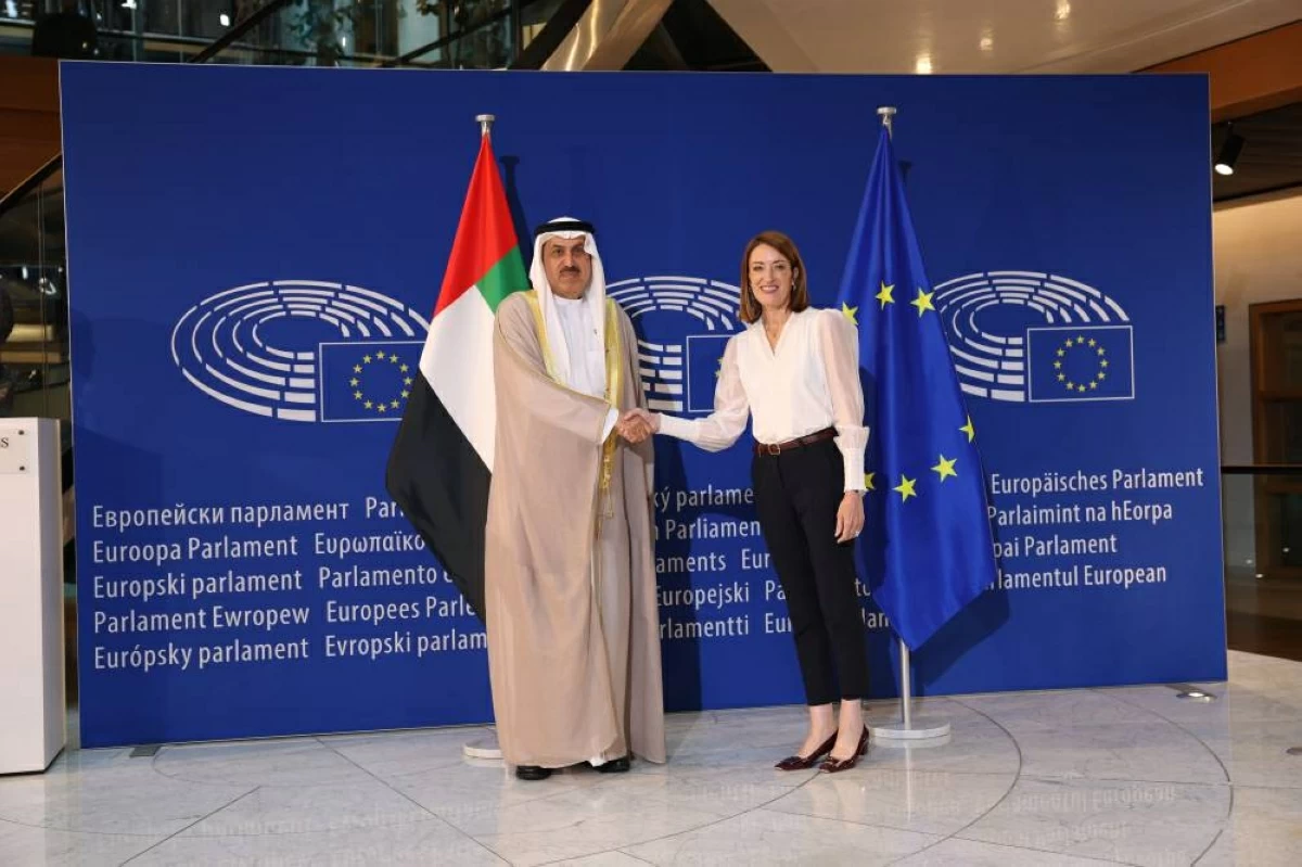 صقر غباش مصافحاً روبرتا ميتسولا 