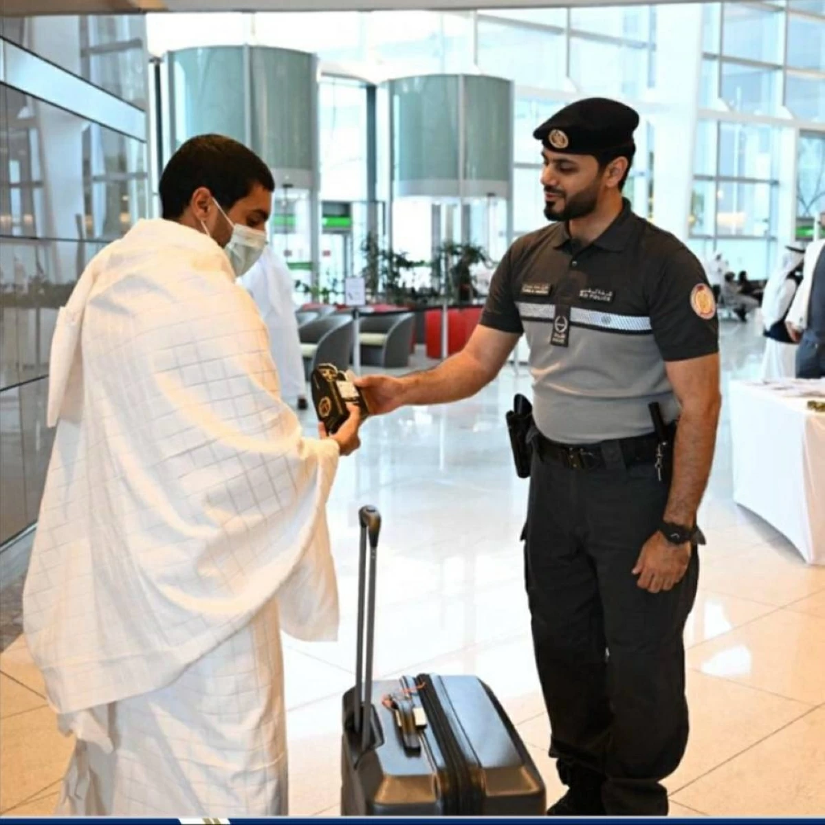 شرطة أبوظبي تودع الحجاج في مطار زايد الدولي بالورود والهدايا
