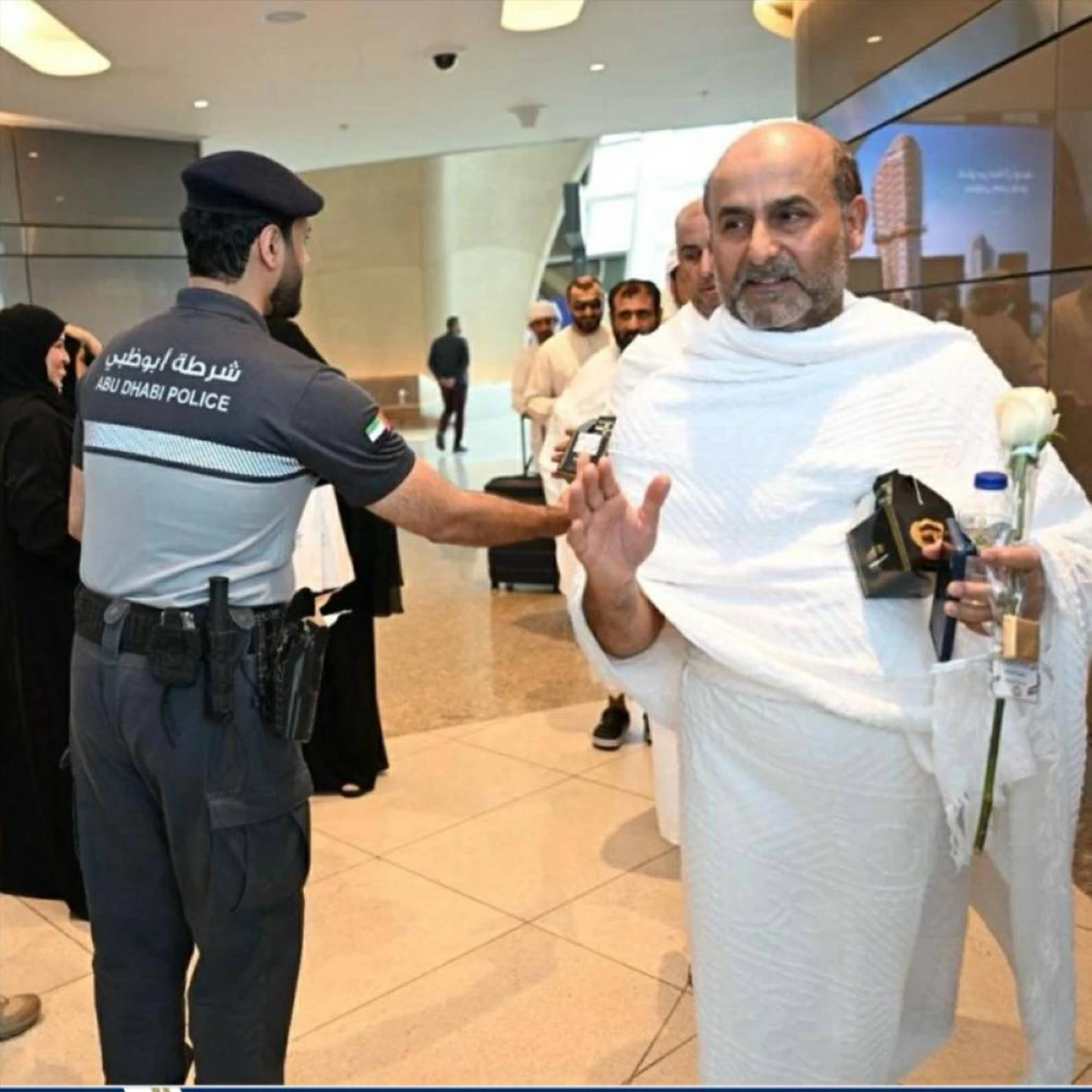 شرطة أبوظبي تودع الحجاج في مطار زايد الدولي بالورود والهدايا