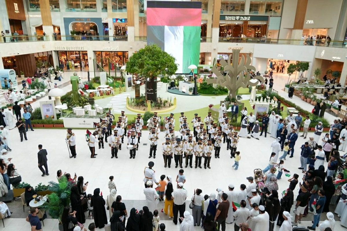أثناء الكشف عن «شجرة الامتنان»