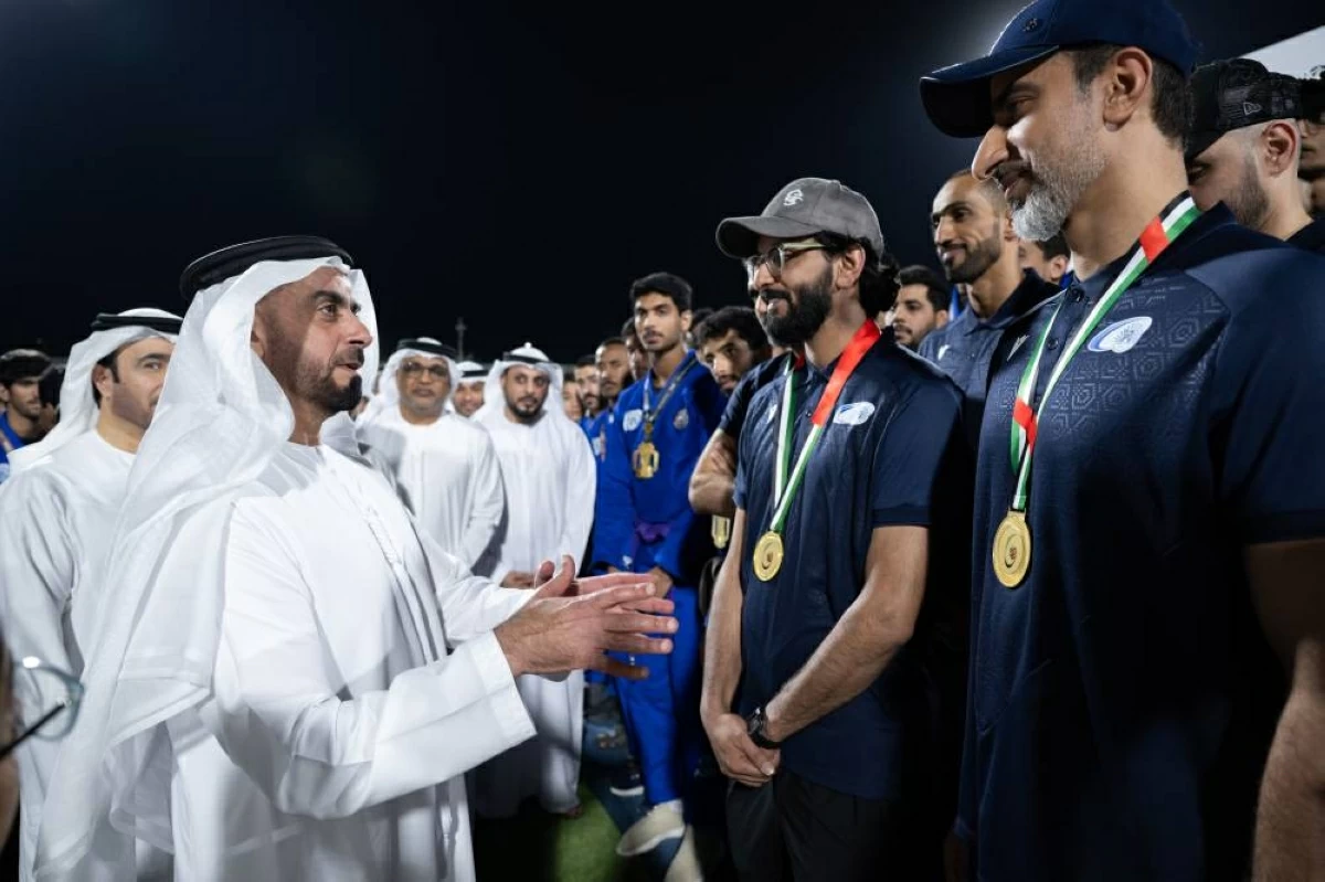 سيف بن زايد يتحدث إلى اللاعبين الأبطال