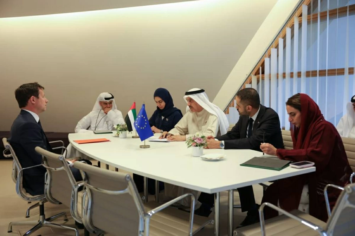 صقر غباش وفرانسوا كزافييه بيلامي خلال اللقاء
