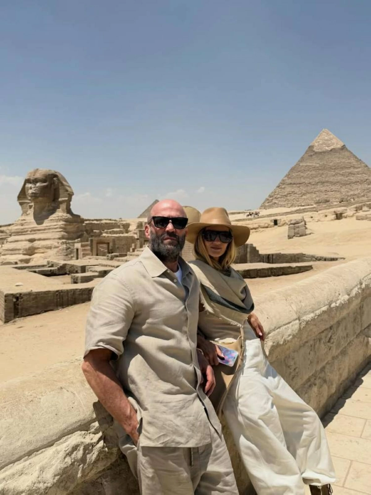جيسون ستاثام يزور الأهرامات بصحبة زوجته قبل عرض فيلم «Mutiny»