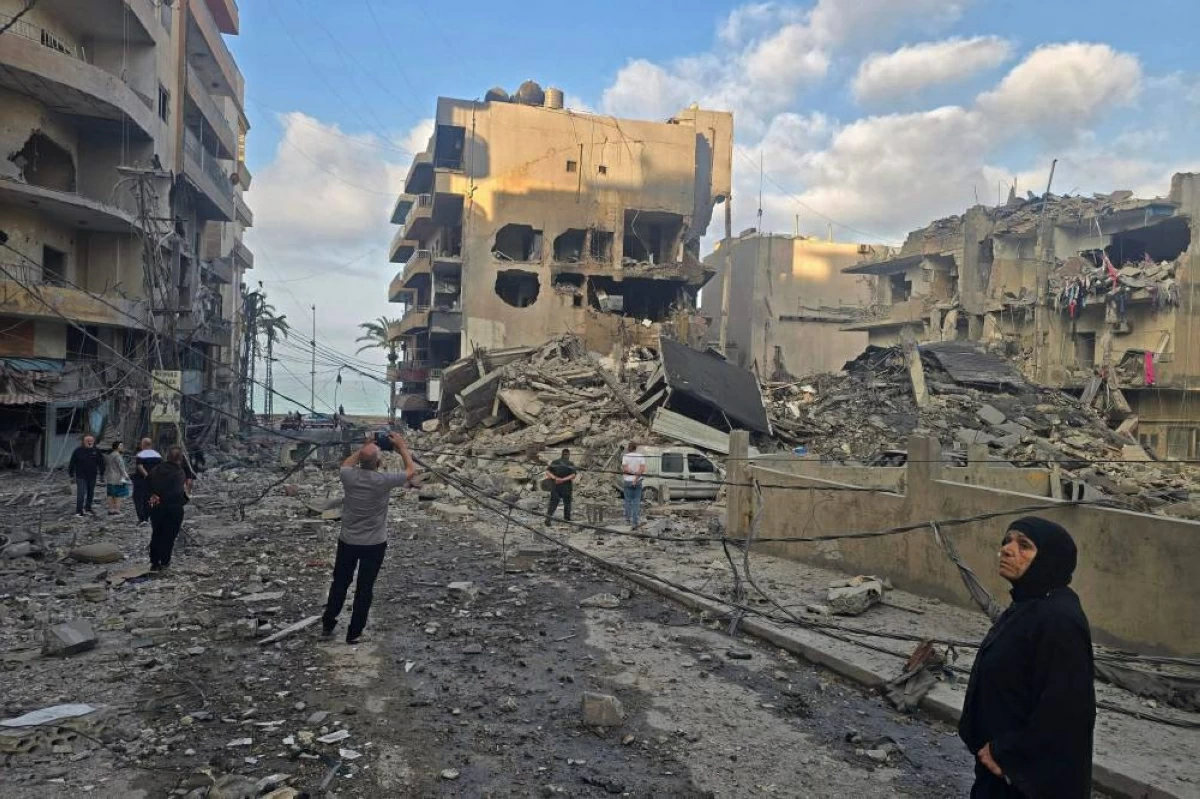 يتفقدون موقع غارة إسرائيلية في مدينة صور جنوب لبنان