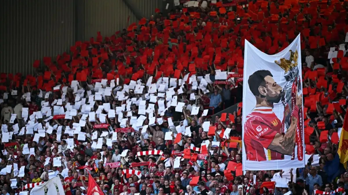 «صلاح هو ملكنا».. تكريم استثنائي لمحمد صلاح وروبرتسون (فيديو)