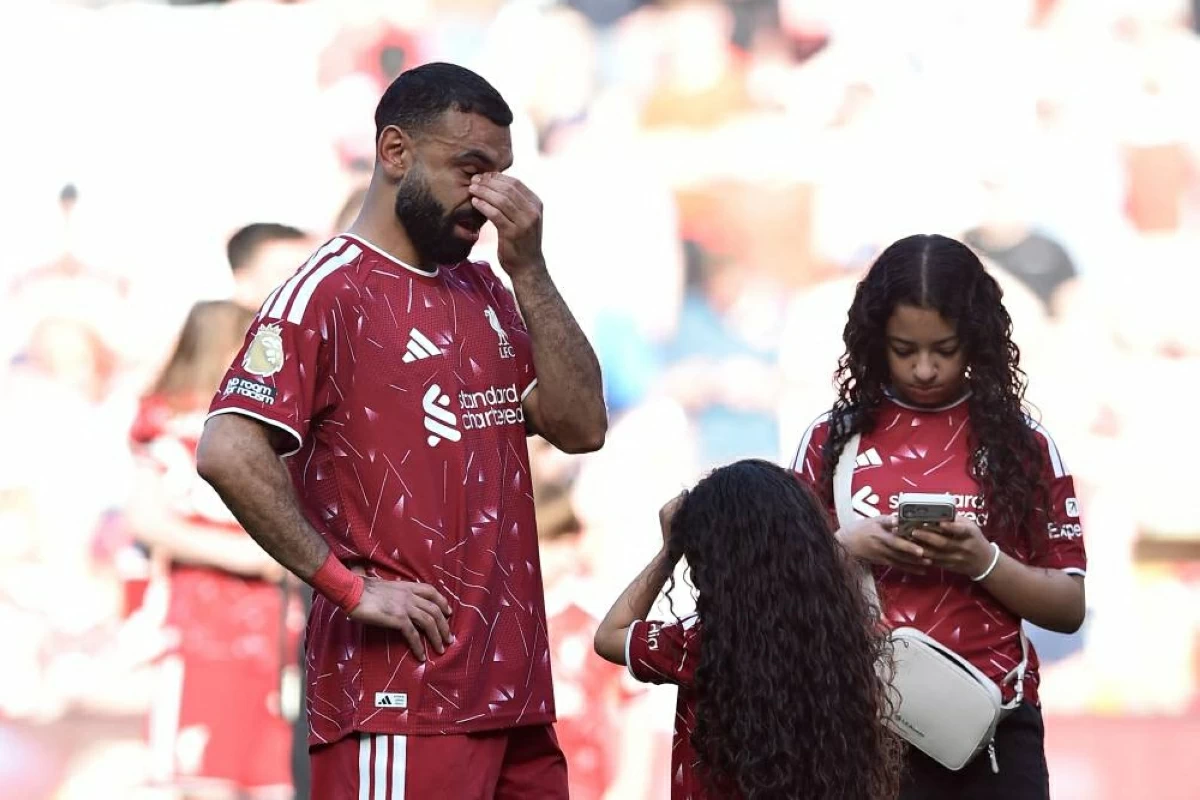 محمد صلاح متأثراً