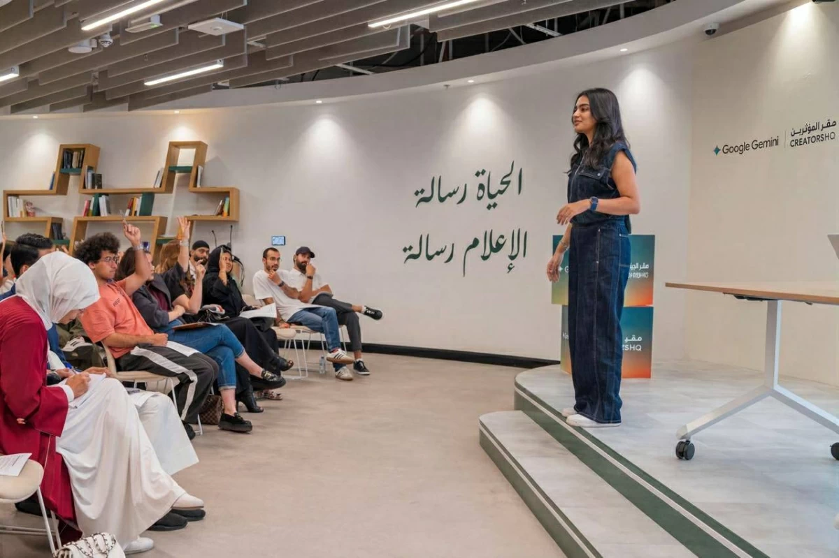 رغد زامل متحدثة أثناء البرنامج